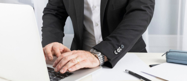 Profissional utilizando notebook representando agilidade no atendimento contábil